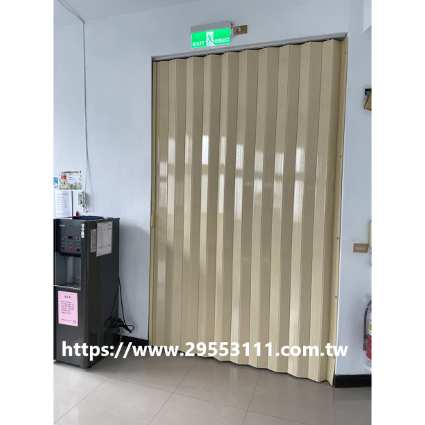 塑膠折疊式活動拉門裝潢安裝施工