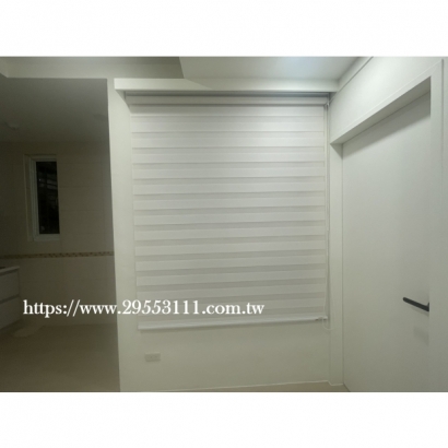 白色可調光捲簾式窗簾