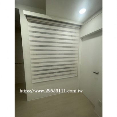 白色可調光捲簾式窗簾